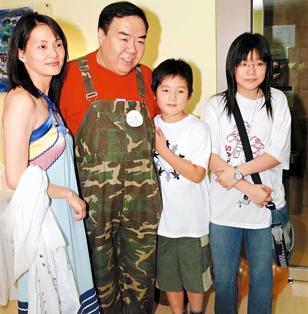 的生活很平淡,虽然早年出门有车有房,但直至36岁才遇到现任妻子林燕明