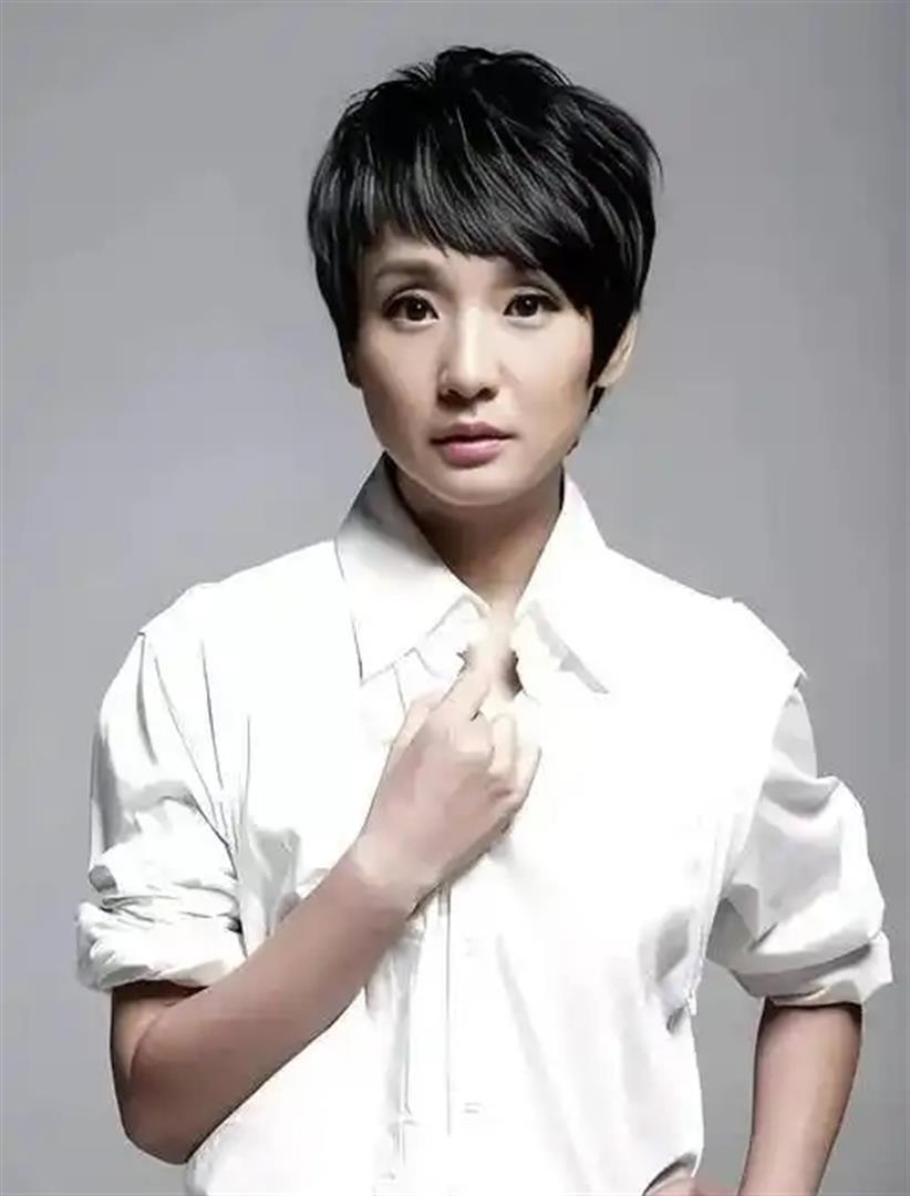 57岁孔琳近况曝光！曾和耿乐秘恋7年，如今嫁给铁佛婚姻很幸福_腾讯新闻