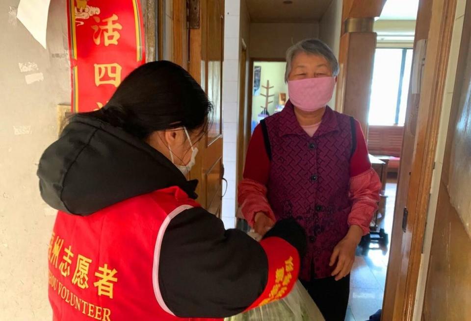 8万家社区食堂, 喂不饱最需要的人! 不是食堂太少, 是钱没花到人身上_腾讯新闻