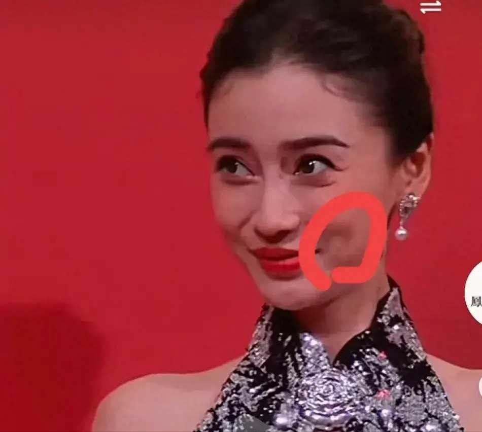 网友们纷纷吐槽,昔日的"换脸"高科技如今似乎成了拖后腿的存在,让杨颖