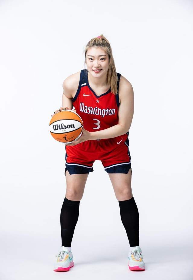 李梦新赛季定妆照曝光身穿3号球衣英姿飒爽已在球队站稳脚跟