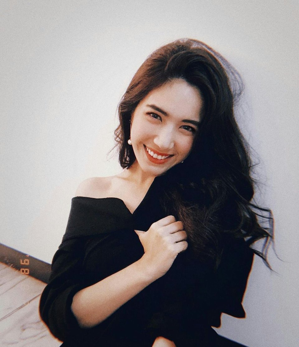 外表亮丽的夏若妍,为中国与巴拉圭混血儿,拥有精致的混血五官,甜美