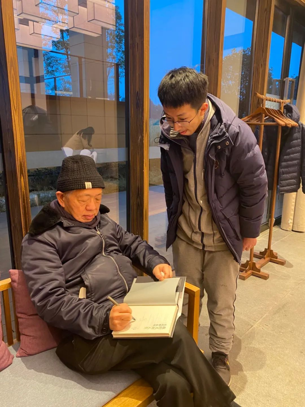 2022年1月,陈星雨请丘成桐在其自传《我的几何人生》上签名特别是今年