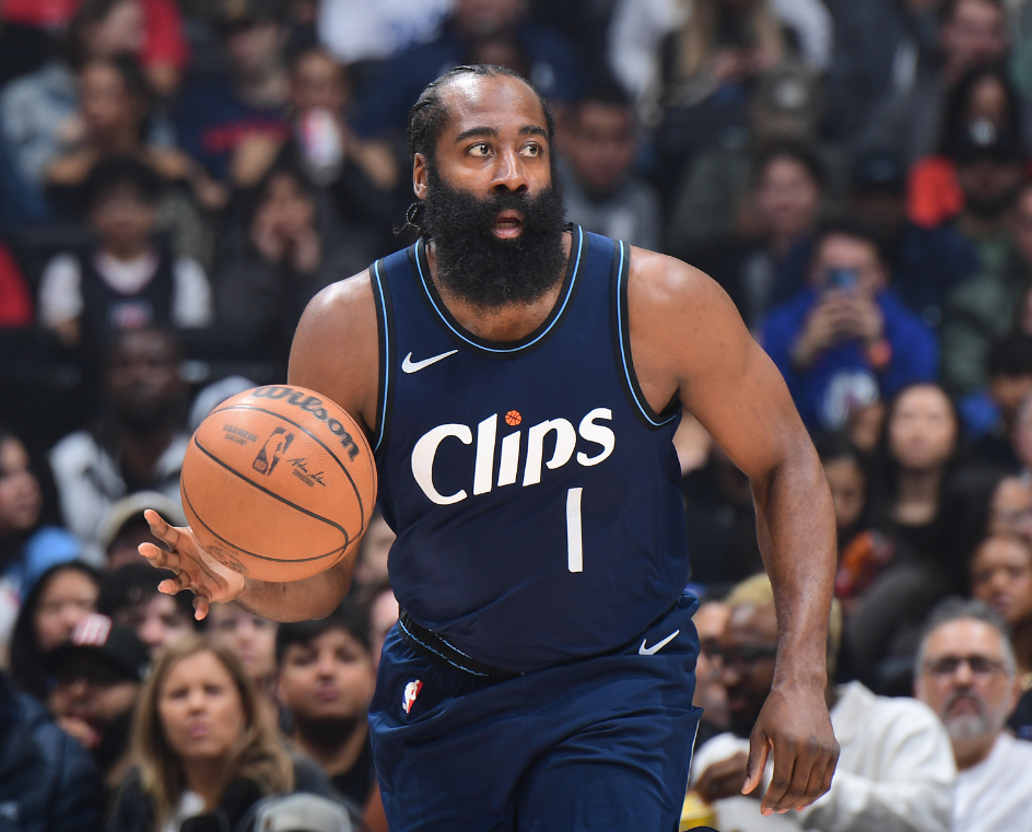 这场比赛是奇才背靠背的第二场,快船这边乔治复出,第二节詹姆斯-哈登