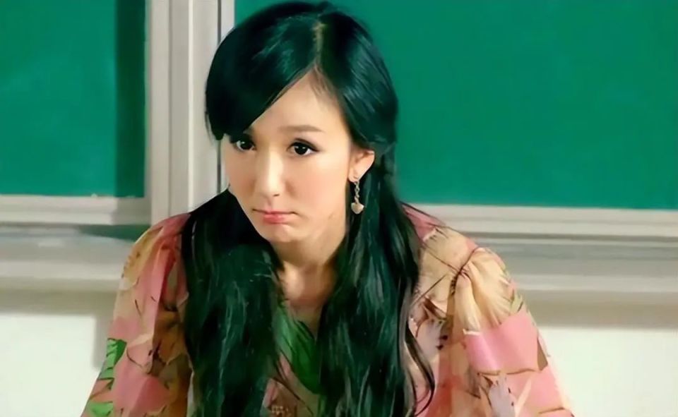 娄艺潇新电影靠露大腿博眼球,女神胡一菲竟沦落至此