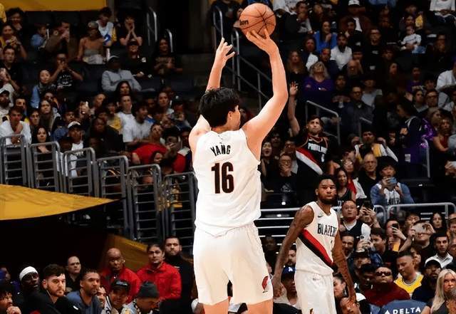 杨瀚森上场时间创新高！却距被下放展联盟更近，不是坏事