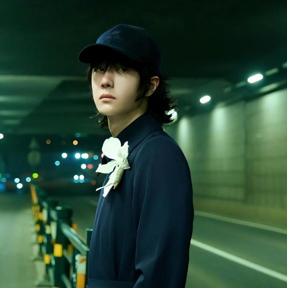 男星王一博跨年造型受嘲讽,胸前戴白花太诡异,引发网友热议