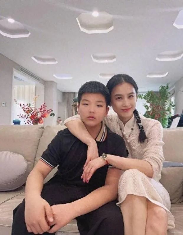 黄圣依晒温馨合照,12岁andy长成小大人模样,小anlin乖巧惹人爱_腾讯