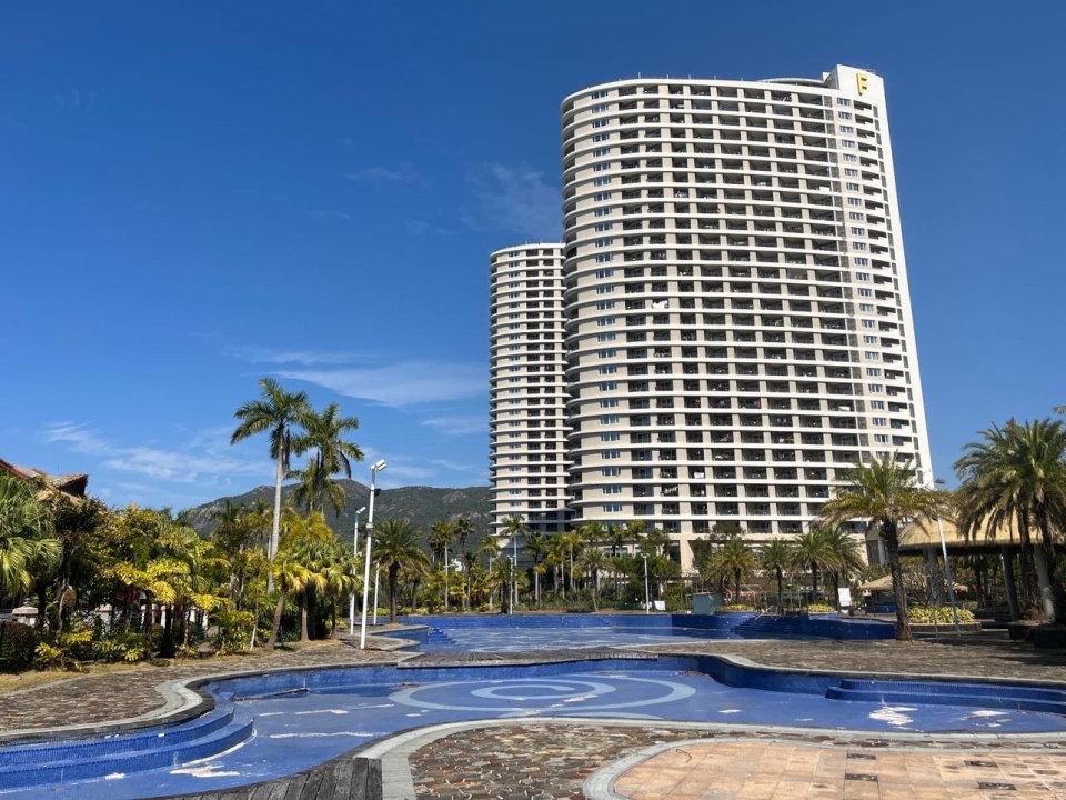 游客也不算少,但住宿低廉!很多酒店式海景公寓,一晚二三百元.