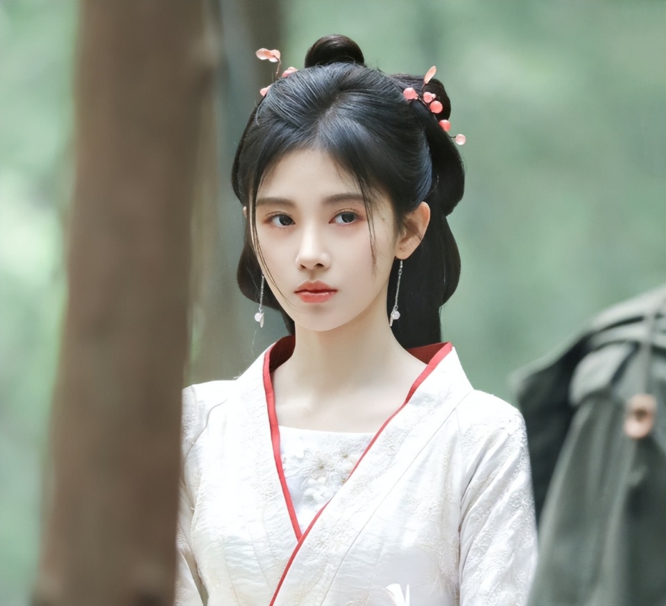 演古装像现代美妆博主,出道14年依旧火,或许鞠婧祎更适合当偶像_腾讯