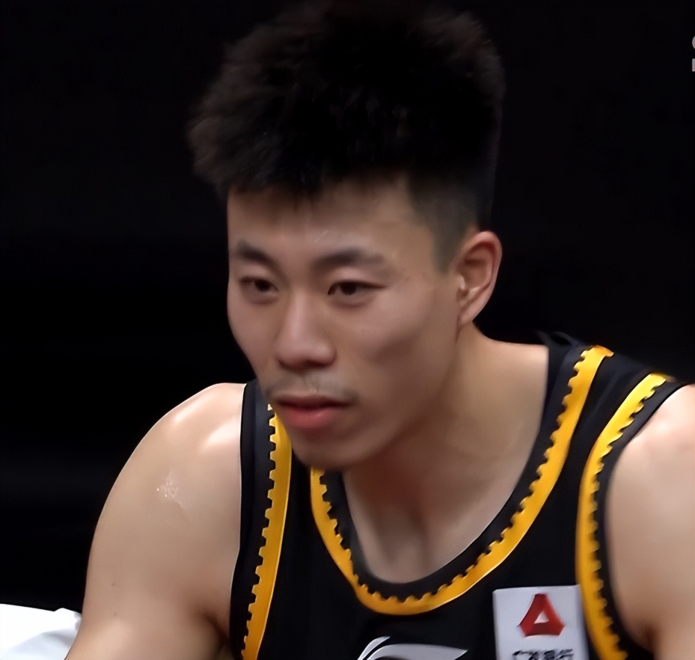 末节开场张镇麟篮下吃饼25分刷新赛季新高,随后张镇麟的个人进攻欲望