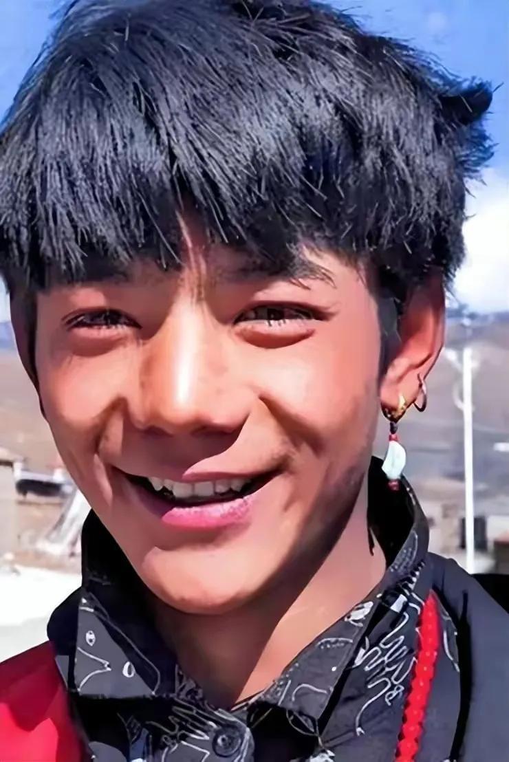 丁真,有着与年龄不太匹配的侠义之风,他配得上尊