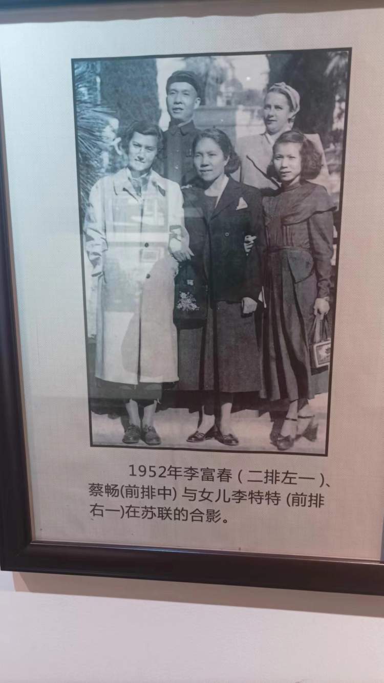 冒雨参观李富春故居