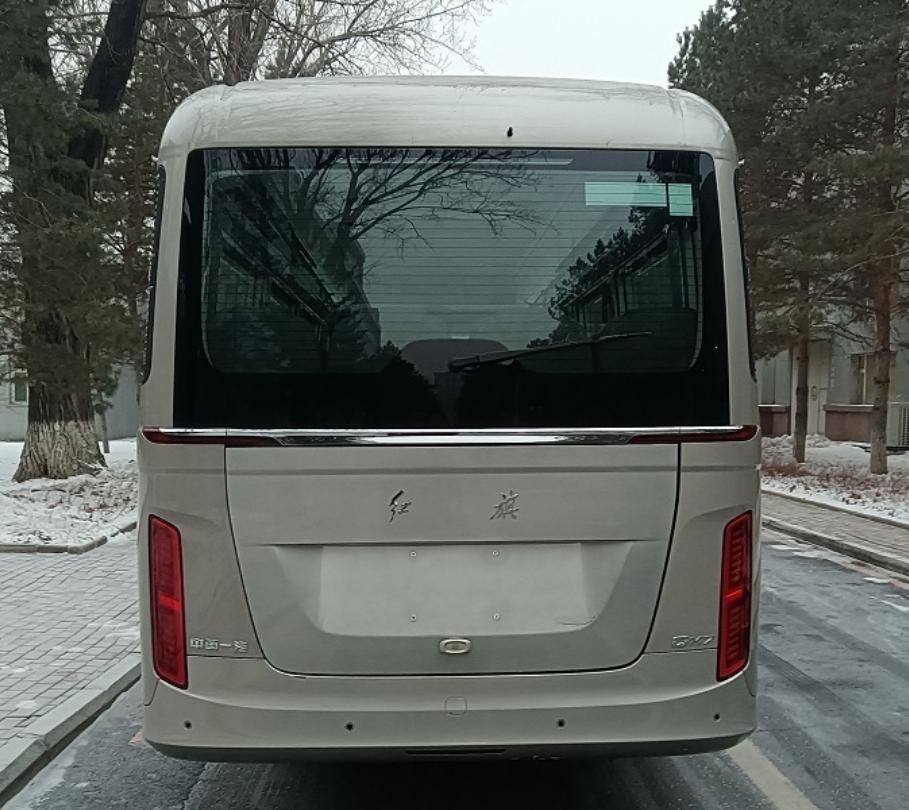 上图就是刚刚下线的一汽红旗l6,其实单从外观上看与此前的车展版本