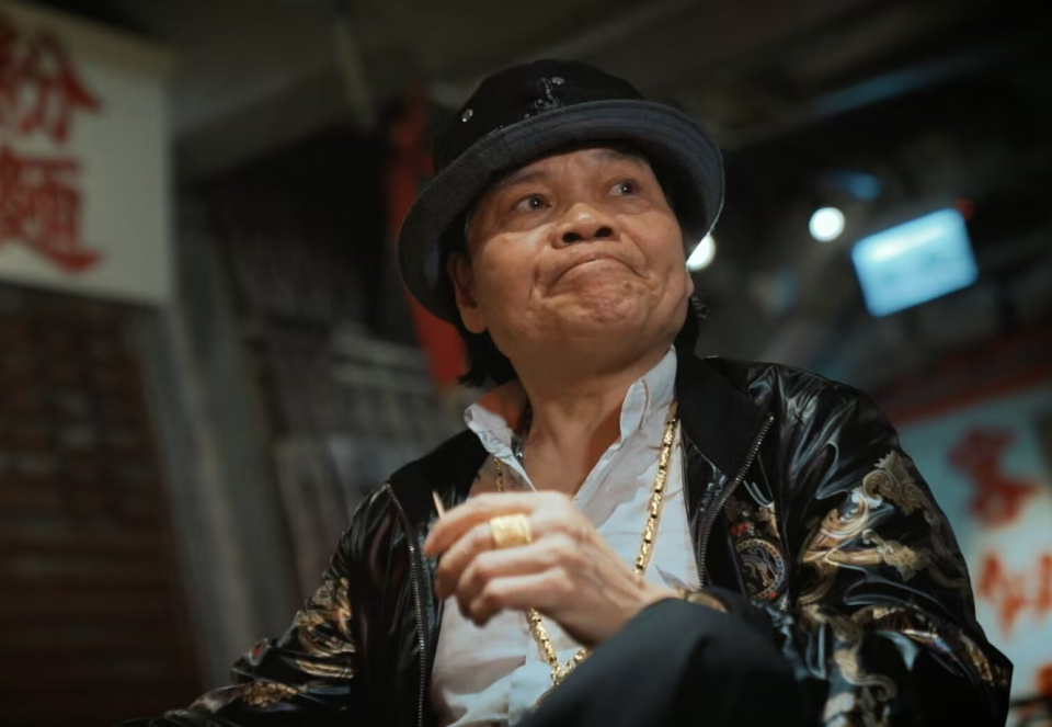 港片御用丑角八两金开豪车载孤儿,多年助养儿童,亲解常年带金链的原因