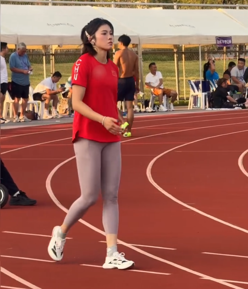 吳艷妮發視頻告別2025：放下自我懷疑、委屈不甘，和更強大的自己說你好