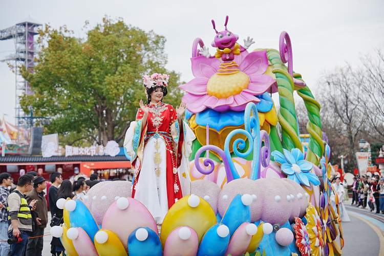 成童礼汉服游簪花秀上海欢乐谷开启国潮文化节500平方米实景还原人气