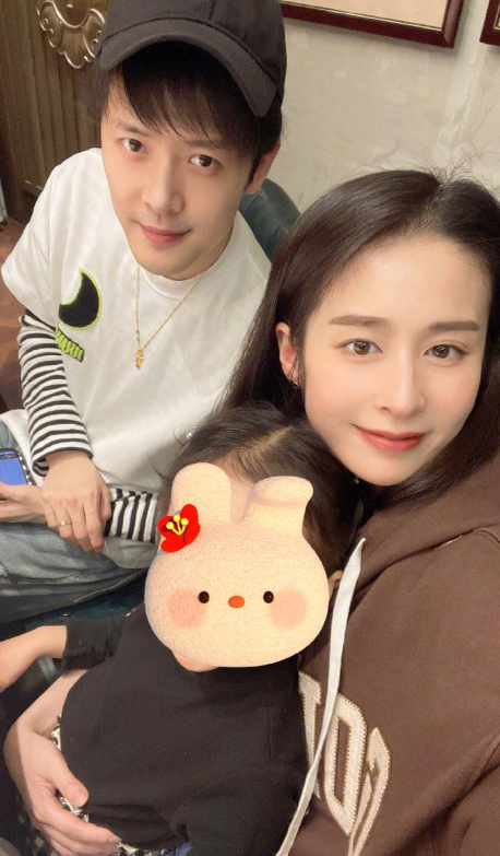 但看到他们一家三口齐齐出镜的画面,还是非常完美了