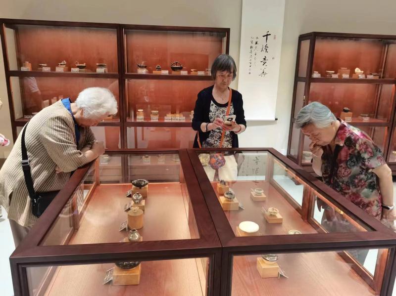 一位七旬老人和他的700余盏古灯