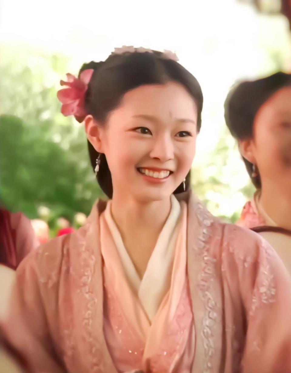 剧中饰演悲情百变的军统女特工于曼丽,受到广泛关注,成为旗袍美人.