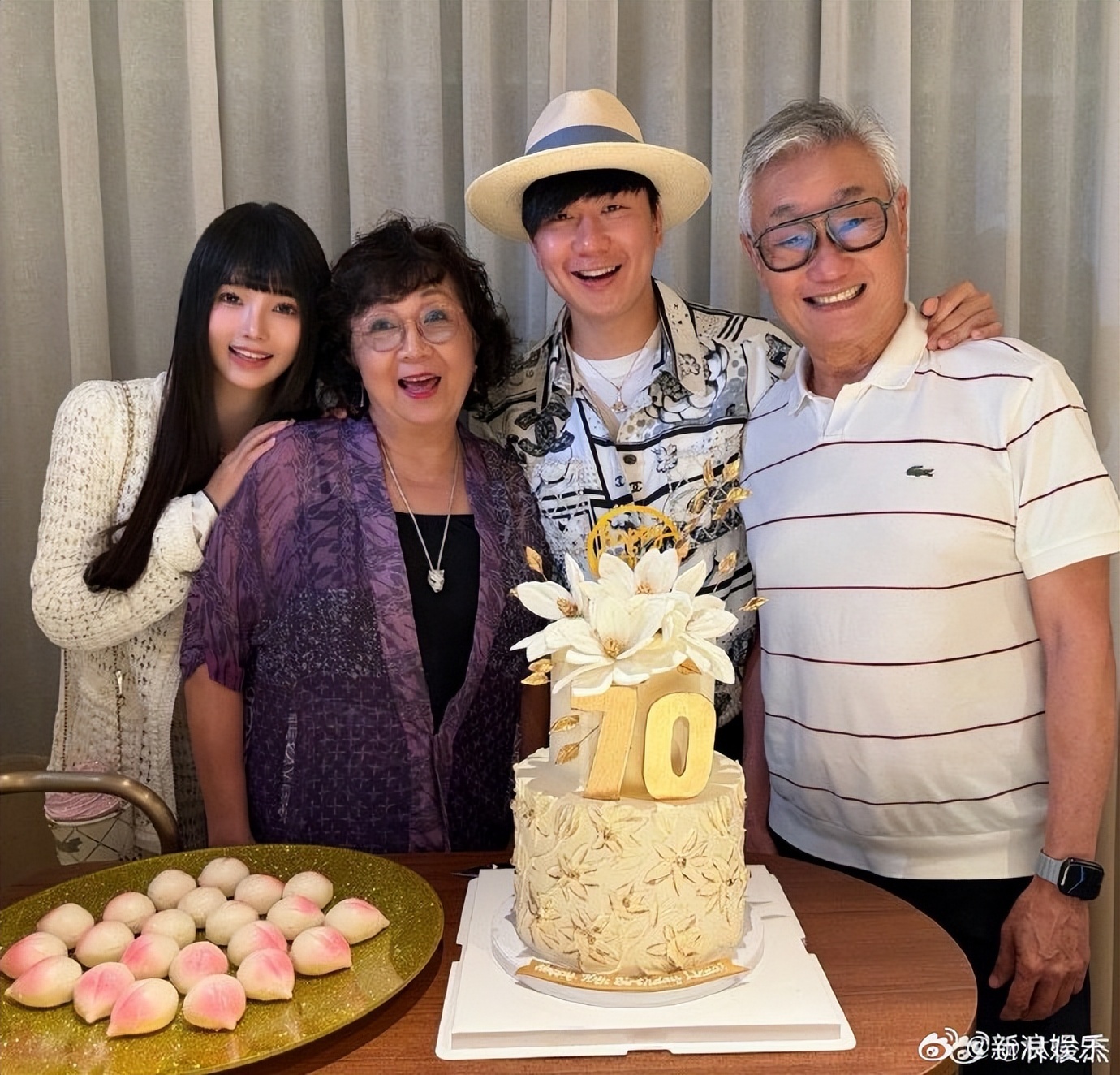 林俊傑官宣戀情，帶小21歲女友七七為媽媽慶生 - 