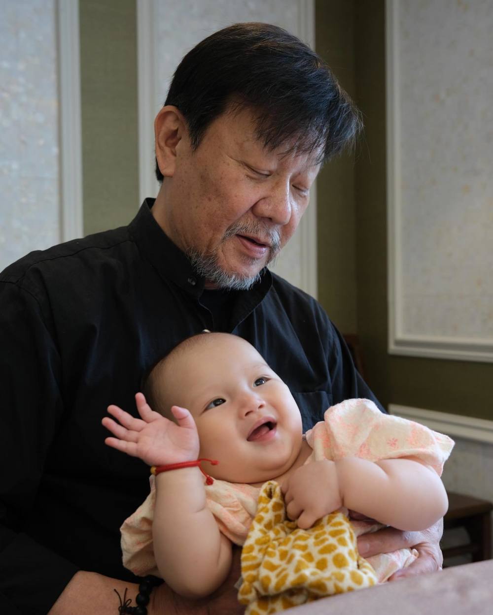 68岁寇世勋近况晚年常陪原配一家身边二房3名子女在国外留学