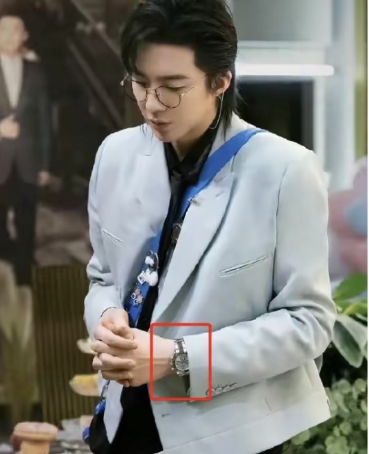 刘宇宁之前在综艺中戴了一款手表,而后在赵露思的自拍中也戴了同款.