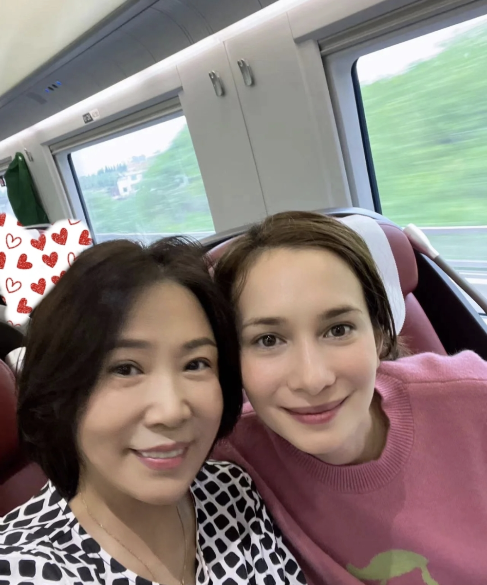 韩庚母亲节甜搂卢靖姗和妈妈,卢靖姗追忆亡母,晒与婆婆温馨同框_腾讯