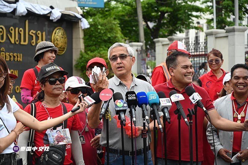 泰国红衫军发放700张彩票感谢等待他信的民众，他信明日获假释出狱_腾讯新闻