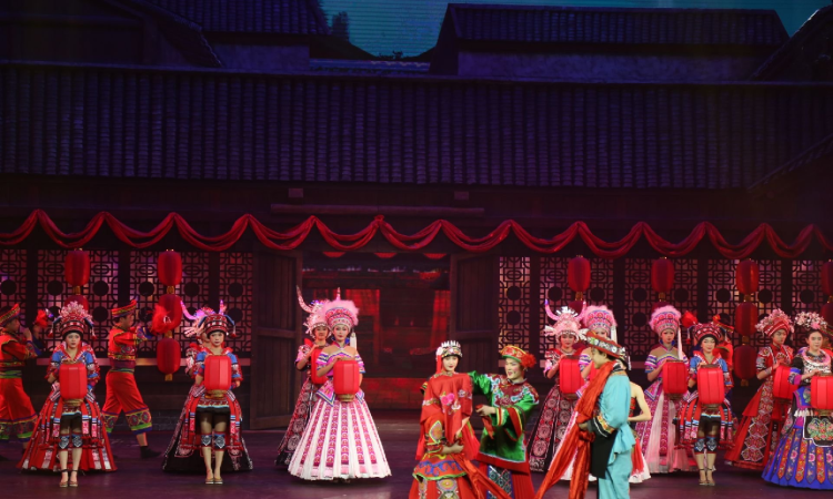 三湘湖南行之十∣魅力湘西观看歌舞表演