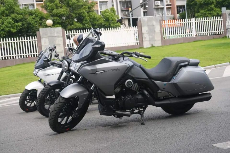 星雷250是一款在造型上更加偏向传统美式巡航的入门级车型.