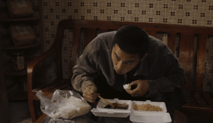 《不可告人》:31岁欧豪干饭,戳穿了多少"戏混子"的体面