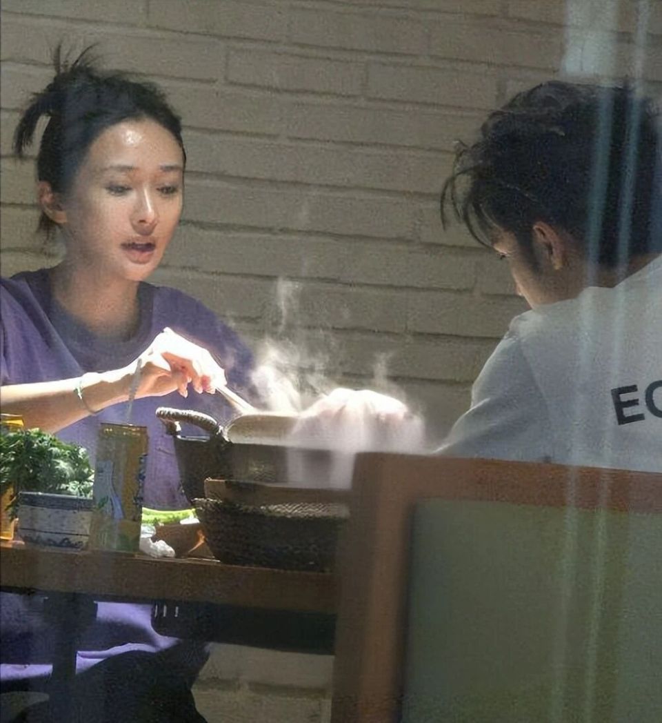 没分手！陈冰陈牧驰吃饭被拍，女方素颜也很美，男方被调侃是赘婿-腾讯新闻