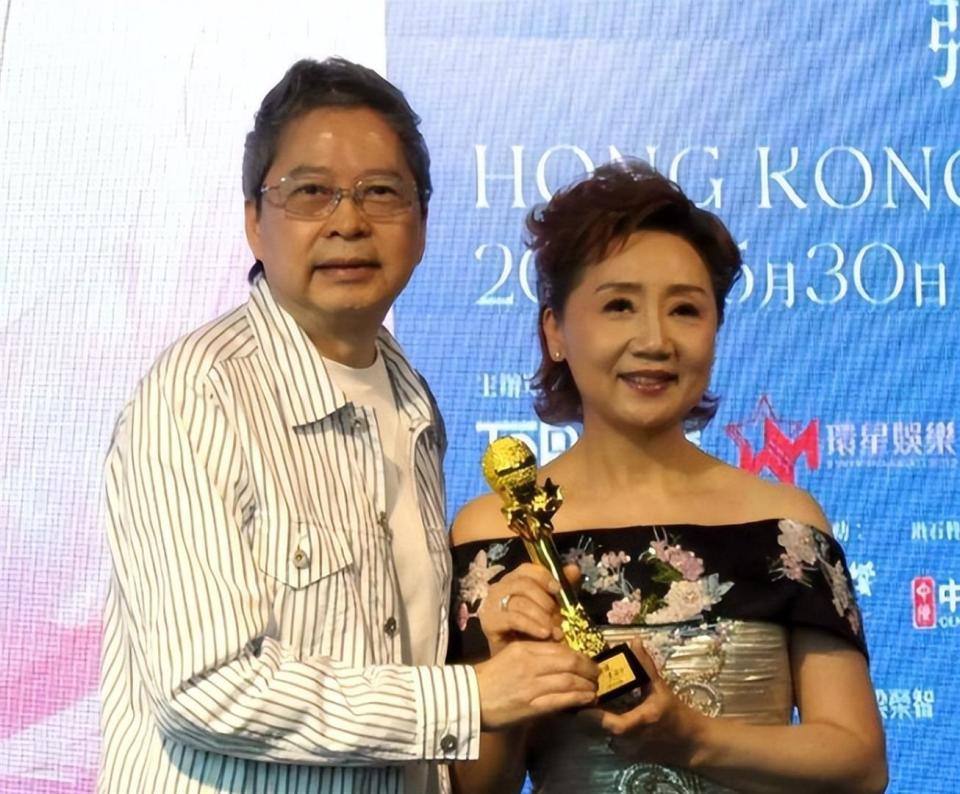 66岁张德兰突发意外！后台摔倒送医，曾上春晚爆火结婚37年无儿女_腾讯新闻