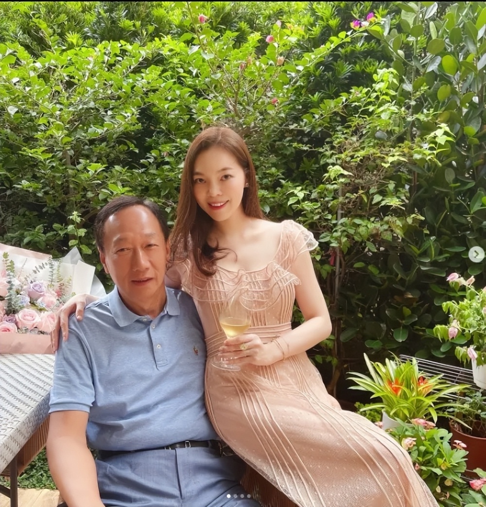 富士康老板娘曾馨莹晒5亿豪宅奢华如顶级酒店可惜不在她名下