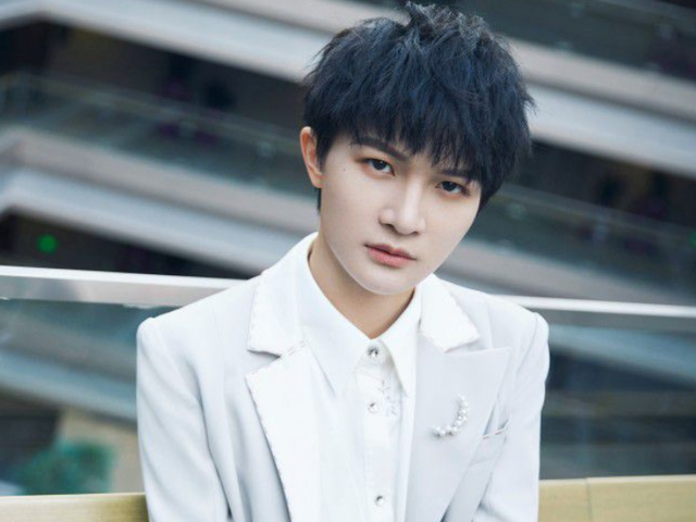 参加选秀节目,本来有着很好地表现,却遭淘汰,幸好的是周深通过不断地