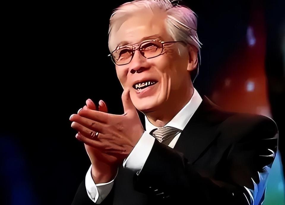 90岁焦晃穿破衣抽烟，妻子缝补几十个烟洞：这才是最顶级的“少年心”_腾讯新闻