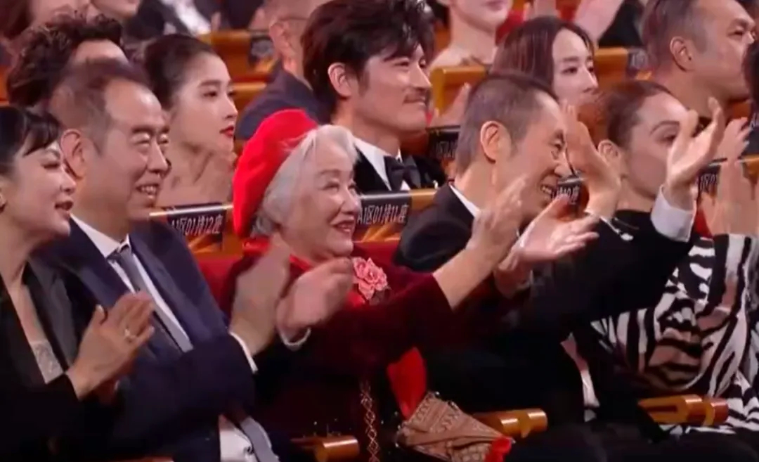 金雞獎頒獎名場面！宋佳二封詠梅失落，易烊千璽拿獎張藝謀樂開花 - 