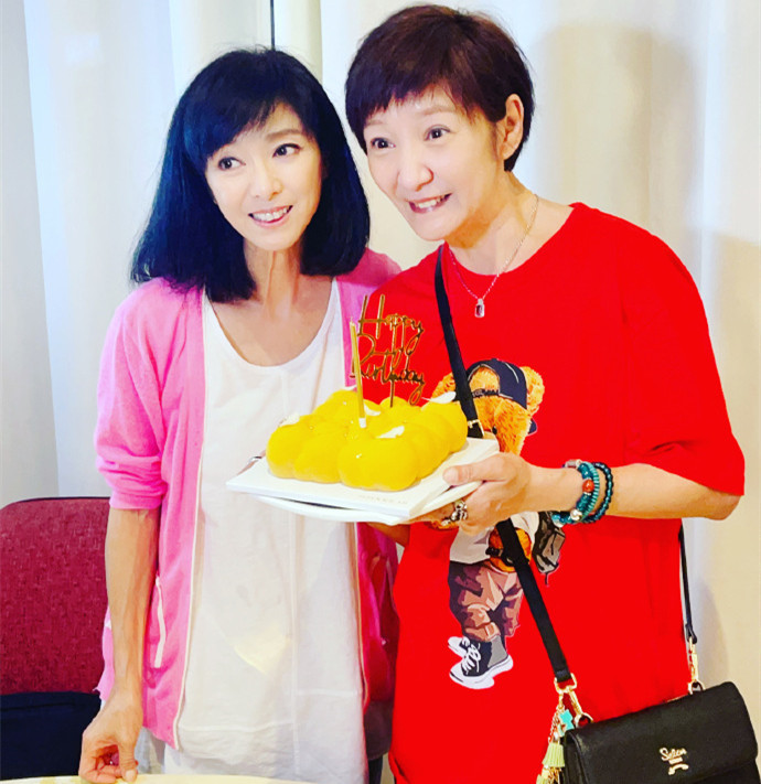 米雪除夕为妹妹庆生!