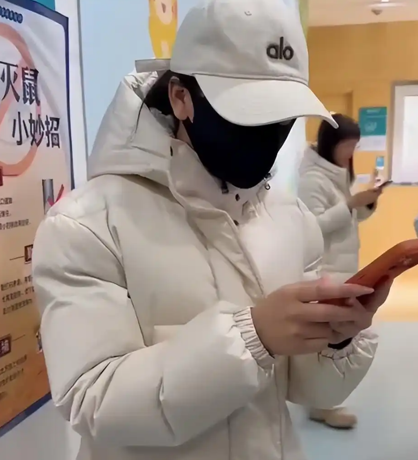 演員苗圃低調現身嫣然醫院捐款，曾被捲入李亞鵬王菲情感風波 - 