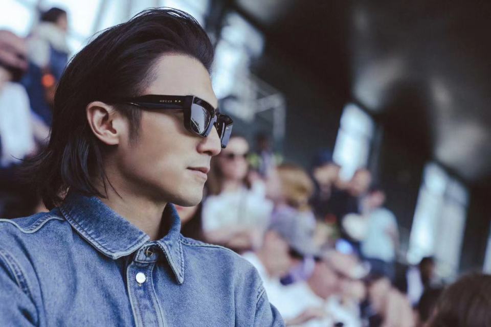 谢霆锋参加特步二公主婚礼,是新娘干爹,也是股东之一将紧密合作