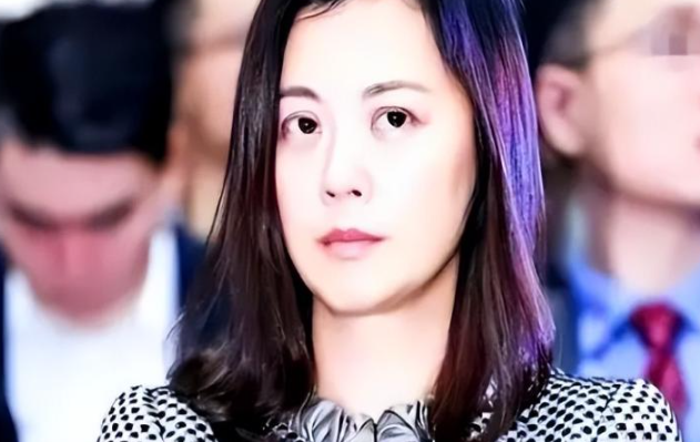 前央视主持人姜丰：为爱情弃国籍，婚姻破裂后回国发展，如今55岁活成这般模样_腾讯新闻