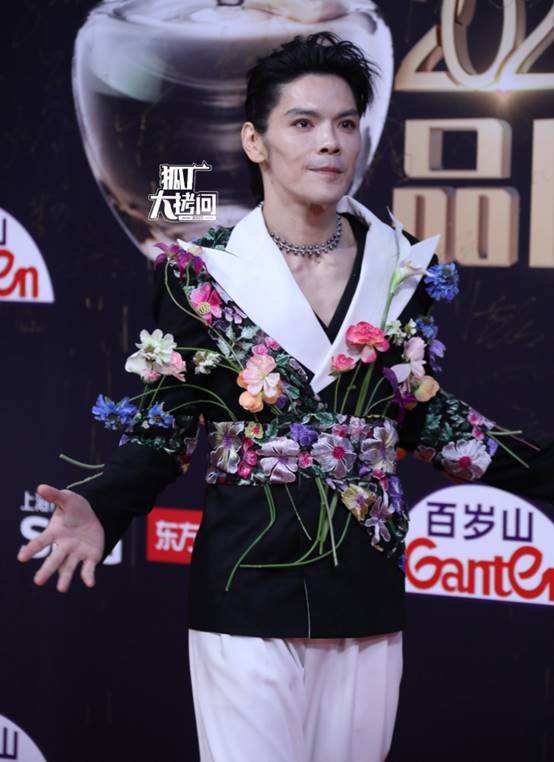 短劇品質盛典：洪欣身材傲人，余茵好美，向佐用腳踢主持人 - 