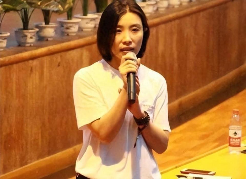 陈小英:把申通卖给马云,套现146亿,如今靠卖雨伞又赚上百亿_腾讯新闻