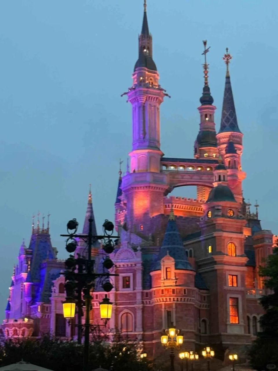 看起来也很像迪士尼,载满深圳人的快乐和童趣.