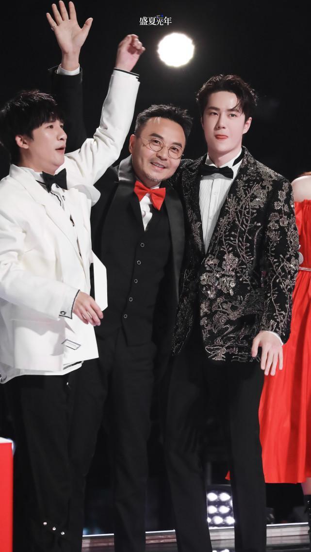 王一博获第一个电影奖项台上身后抓金彩原来他记住了汪涵的话