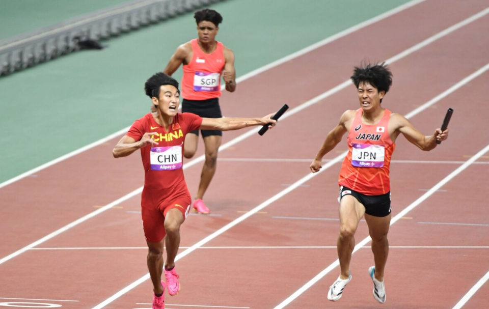 名场面21岁陈佳鹏最后一棒逆转绝杀日本队实力已超同龄苏炳添