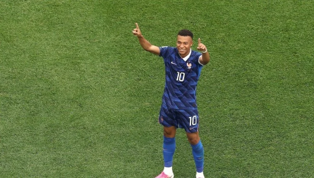 27岁姆巴佩再轰世界波：2场3球挡不住 世界杯16场轰15球追平大罗