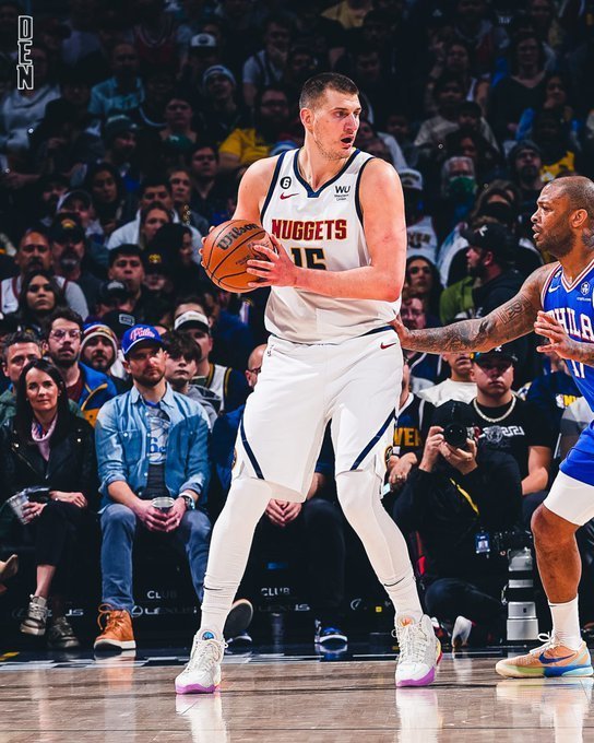 约基奇砍三双掘金擒76人恩比德缺席mvp卡位战遭狂嘲