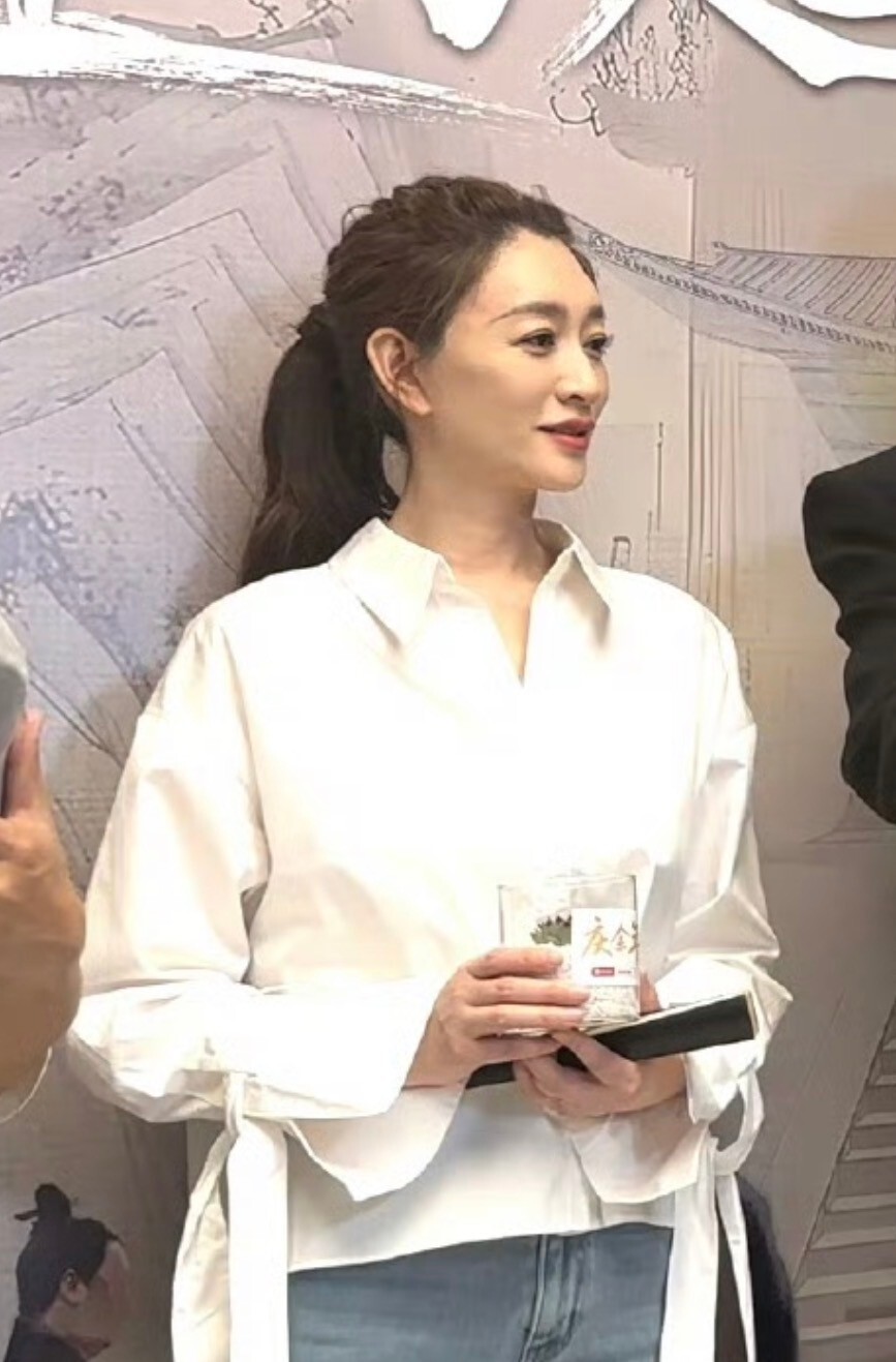 不打针,不发福,被扫楼的李小冉惊艳,不穿暴露礼服却成全场焦点